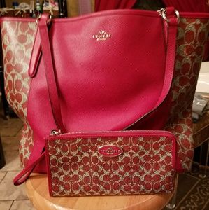 COACH SIGNATURE w/ matching wristlet